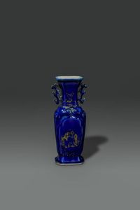 VASO - Vaso in porcellana blu cobalto con lumeggiatura in oro  di forma rettangolare  Cina  dinastia Qing  XVIII sec  [..]