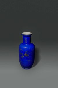 VASO - Vaso in porcellana blu cobalto lumeggiato in oro  Cina  dinastia Qing  XVIII sec H cm 32 5 Diam cm 15