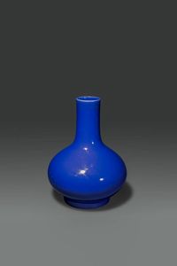 VASO - Vaso Tianquiping in porcellana monocroma blu  Cina  tarda dinastia Qing Marchio Guangxu (1875-1908) H cm 33x25