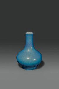 VASO - Vaso in porcellana con decoro Robin eggs  Cina  Repubblica  XX sec Marchio apocrifo Guangxu (1875-1908) H cm 32  [..]