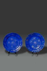 COPPIA DI PIATTI - Coppia di piatti in porcellana blu cobalto con lumeggiature in oro floreali  Cina  dinastia Qing  epoca Kangxi  [..]