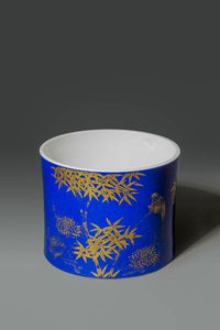 BRUSH POT - Brush pot in porcellana blu cobalto con decorazioni lumeggiate in oro  CIna  Repubblica  XX sec H cm 15 DIam cm  [..]