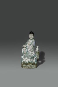 GUANYIN - Figura di Guanyin seduta in porcellana Famiglia Rosa a smalti policromi con scroll e piccolo vaso  Cina  Dinastia  [..]