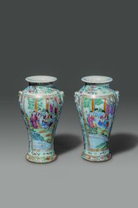 COPPIA DI VASI - Coppia di vasi in porcellana Famiglia Rosa con scene di vita quotidiana entro riserve  Cina  dinastia Qing  XIX  [..]