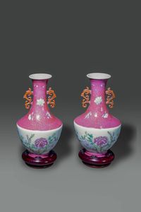 COPPIA DI VASI - Coppia di vasi Famiglia Rosa con decori floreali su fondo rosa  Cina  Repubblica  XX sec H cm 21x11