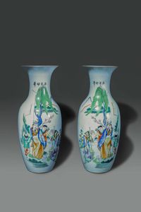 COPPIA DI VASI - Coppia di vasi in porcellana Famiglia Rosa dipinti con personaggi e iscrizioni  Cina  Repubblica  XX sec H cm  [..]