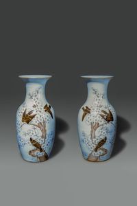 COPPIA DI VASI - Coppia di vasi Famiglia Rosa con decori di uccelli sui rami e iscrizioni  Cina  Repubblica  XX sec H cm 42 5 Diam  [..]