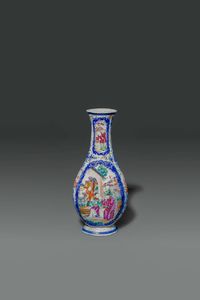 VASO - Vaso in porcellana Famiglia Rosa decorato con scene di corte entro riserve  Cina  dinastia Qing  XIX sec H cm  [..]