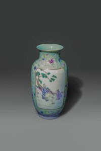 VASO - Vaso in porcellana Famiglia Rosa con decori floreali su sfondo verde e personaggi entro riserve  Cina  Repubblica  [..]