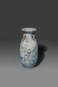 VASO - Vaso in porcellana Famiglia Rosa decorato con personaggi  bambini e iscrizioni al retro  con manici a forma di  [..]