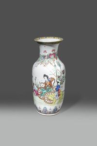VASO - Vaso in porcellana Famiglia Rosa con figure di fanciulle entro paesaggio e decori floreali  Cina  dinastia Qing  [..]