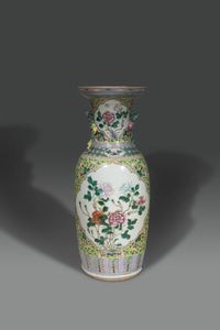 VASO - Vaso in porcellana Famiglia Rosa con soggetti naturalistici entro riserve  decori floreali su fondo giallo e piccole  [..]