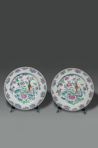 COPPIA DI PIATTI - Coppia di piatti in porcellana Famiglia Rosa con decori floreali e soggetti naturalistici  Cina  dinastia Qing  [..]