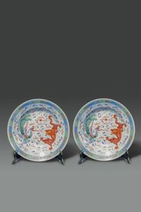 COPPIA DI PIATTI - Coppia di piatti in porcellana Famiglia Rosa dipinti con draghi e fenici  Cina  Repubblica  XX sec Diam cm 22  [..]