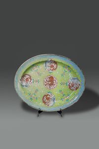 VASSOIO - Vassoio in porcellana Famiglia Rosa di forma ovale con dipinti floreali e draghi entro riserve  Cina  dinastia  [..]