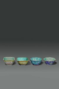 LOTTO DI  QUATTRO CIOTOLE - Lotto di quattro ciotole in porcellana Famiglia Rosa  Cina  dinastia Qing  XIX sec H cm 5 Diam cm 12