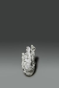 SCULTURA : Gruppo in porcellana blanc de chine raffigurante scena di vita comune con personaggi  Cina  Repubblica  XX sec H cm 29x28  - Asta Asta di Arte Orientale - Associazione Nazionale - Case d'Asta italiane