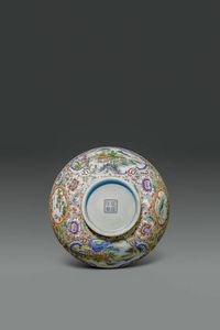 PORTAVIVANDE : Portavivande in porcellana Famiglia Rosa decorata con fiori e paesaggi entro riserve  Cina  XX sec H cm 18 Diam cm 21 5  - Asta Asta di Arte Orientale - Associazione Nazionale - Case d'Asta italiane