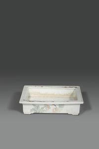 GIARDINIERA - Giardiniera in porcellana Famiglia Rosa con decori policromi  personaggio e iscrizioni  Cina  dinastia Qing XIX  [..]