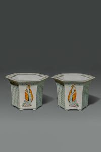 COPPIA DI FIORIERE - Coppia di fioriere in porcellana Famiglia Rosa  dipinte con iscrizioni e personaggi  Cina  Repubblica  XX sec  [..]