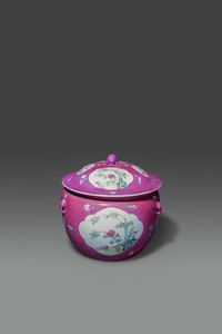 CACHEPOT - Cachepot con tappo Famiglia Rosa con decori floreali entro riserve su fondo rosa  Cina  Repubblica  XX Sec. H  [..]