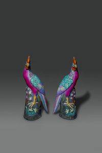 COPPIA DI GALLI : Coppia di galli in porcellana Famiglia Rosa  Cina Repubblica  XX Sec. H cm 35x8x13  - Asta Asta di Arte Orientale - Associazione Nazionale - Case d'Asta italiane