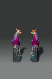 COPPIA DI GALLI : Coppia di galli in porcellana Famiglia Rosa  Cina Repubblica  XX Sec. H cm 35x8x13  - Asta Asta di Arte Orientale - Associazione Nazionale - Case d'Asta italiane