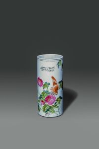 PORTACAPPELLI - Portacappelli in porcellana Famiglia Rosa dipinto con fiori  uccelli e iscrizioni  Cina  Repubblica  XX sec H  [..]