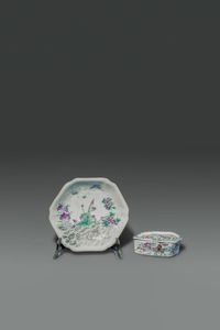 ALZATA E INCENSIERE - Alzata e incensiere in porcellana Famiglia Rosa  Cina  dinastia Qing  XIX Sec. H cm 4 5x19 5 alzata H cm 13x6  [..]