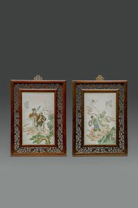 COPPIA DI PLACCHE - Coppia di placche in porcellana Famiglia Rosa  rappresentanti monaci con personaggi  Cina  Repubblica  XX sec  [..]