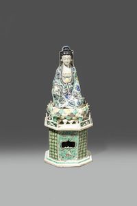 GUANYIN : Figura di Guanyin seduta su fiore di loto in porcellana Famiglia Verde  Cina  dinastia Qing  epoca Kangxi (1662-1722) H cm 43 Diam cm 17  - Asta Asta di Arte Orientale - Associazione Nazionale - Case d'Asta italiane