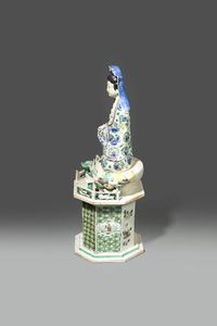 GUANYIN : Figura di Guanyin seduta su fiore di loto in porcellana Famiglia Verde  Cina  dinastia Qing  epoca Kangxi (1662-1722) H cm 43 Diam cm 17  - Asta Asta di Arte Orientale - Associazione Nazionale - Case d'Asta italiane