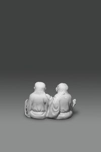 SCULTURA : Gruppo in porcellana blanc de chine rappresentante due monaci seduti  Cina  dinastia Qing  XIX sec H cm 11x16  - Asta Asta di Arte Orientale - Associazione Nazionale - Case d'Asta italiane