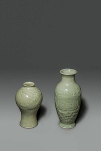COPPIA DI VASI - Coppia di vasi in porcellana celadon  Cina  dinastia Qing  XIX sec H cm 24 Diam cm 11 H cm 19 Diam 11