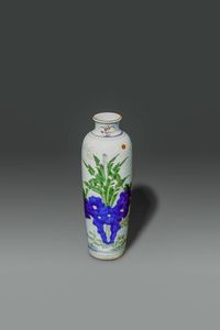 VASO - Vaso in porcellana Famiglia Verde con decori di personaggi  Cina  Repubblica  XX sec H cm 25 5 Diam cm 9