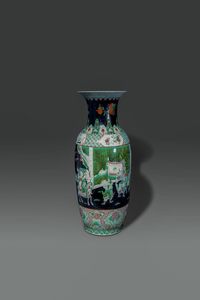 VASO - Vaso in porcellana Famiglia Verde dipinto con scene di corte  Cina  dinastia Qing  XIX sec H cm 60 5 Diam cm 2 [..]