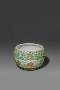 PICCOLA VASCA - Piccola vasca in porcellana Famiglia Verde con decori di vasi fiori e pesci  Cina dinastia Qing  XIX sec H cm  [..]
