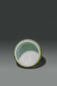 PICCOLA VASCA : Piccola vasca in porcellana Famiglia Verde con decori di vasi fiori e pesci  Cina dinastia Qing  XIX sec H cm 13 Diam cm 20  - Asta Asta di Arte Orientale - Associazione Nazionale - Case d'Asta italiane