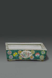 CIOTOLA - Ciotola rettangolare in porcellana Famiglia Verde  Cina  dinastia Qing  XIX secolo. H cm 6x18 5