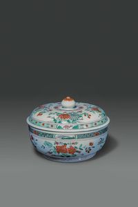 ZUPPIERA : Zuppiera in porcellana Famiglia Verde con decori floreali  Cina  Repubblica  XX sec H cm 19 Diam cm 26  - Asta Asta di Arte Orientale - Associazione Nazionale - Case d'Asta italiane