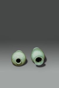 COPPIA DI VASI : Coppia di vasi in porcellana celadon  Cina  dinastia Qing  XIX sec H cm 24 Diam cm 11 H cm 19 Diam 11  - Asta Asta di Arte Orientale - Associazione Nazionale - Case d'Asta italiane
