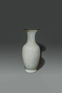 VASO - Vaso in porcellana bianca con crackles  Cina  dinastia Qing  XIX sec H cm 59 Diam cm 24