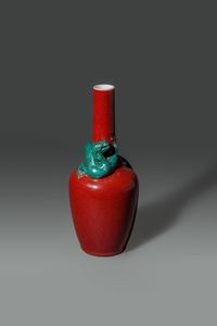 VASO - Vaso in porcellana sangue di bue con drago a rilievo  Cina  dinastia Qing  XIX sec  marchio apocrifo Kangxi (1662-1722)  [..]