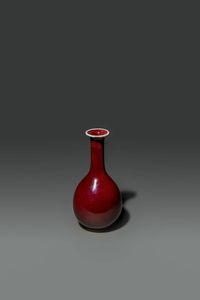 VASO - Vaso in porcellana sangue di bue con collo allungato  Cina  dinastia Qing  XIX sec H cm 23 Diam cm 11