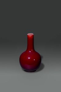 VASO - Vaso in porcellana sangue di bue a forma di pallone  Cina  Repubblica  XX sec H cm 34 Diam cm 20