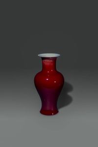 VASO - Vaso in porcellana sangue di bue  Cina  XX sec H cm 40x19