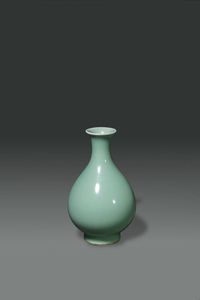 VASO - Vaso in porcellana monocroma verde mela  Cina dinastia Qing  XIX sec Marchio apocrifo Yongzheng H cm 15 Diam cm  [..]