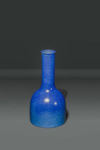 VASO - Vaso a bottiglia in porcellana sui toni del viola e azzurro  Cina  Repubblica  XX sec H cm 21 Diam cm 10
