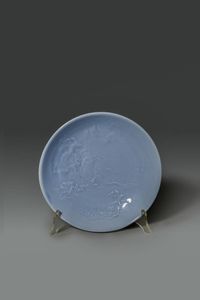 PIATTO - Piatto in porcellana claire de lune decorato con paesaggio a rilievo  Cina  Jingdezhen  XX sec (1960) Diam cm  [..]
