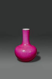 VASO - Vaso in porcellana monocroma di color fucsia  Cina   Repubblica  XX sec H cm 15 5 Diam cm 10 5